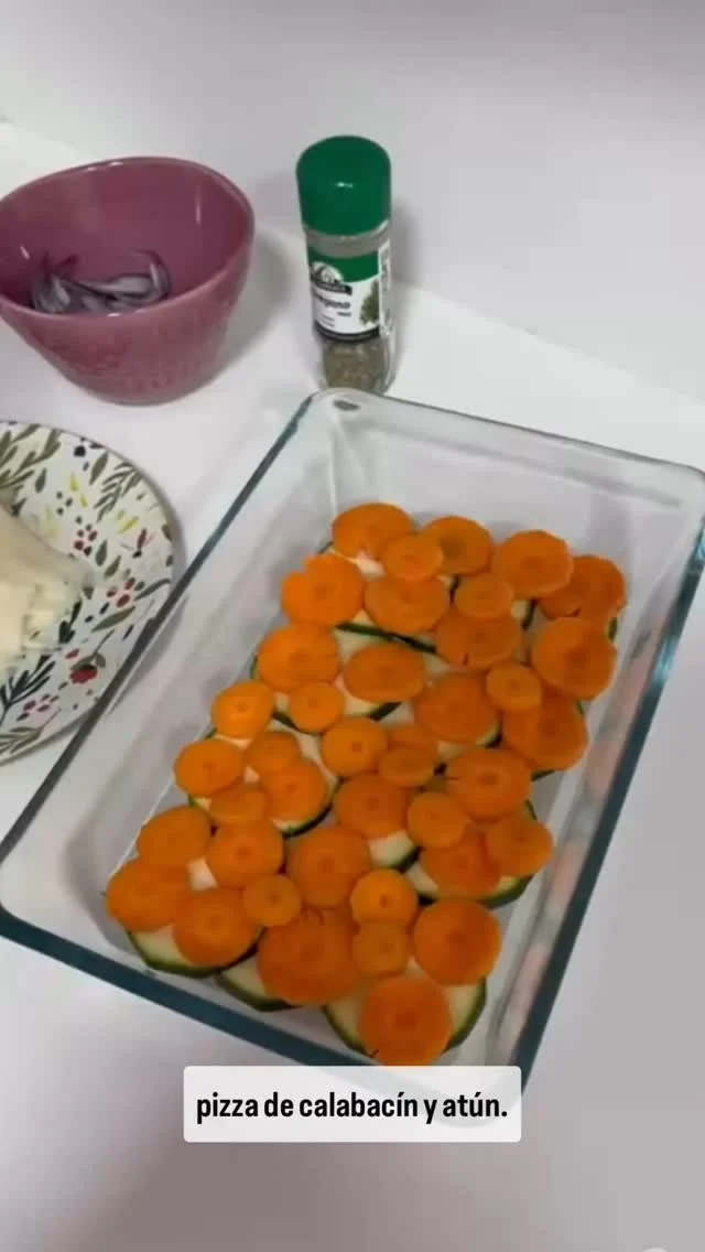 ✨ Amante de las recetas fáciles, sabrosas y un poquito diferentes. Hoy te traigo una pizza que rompe esquemas: base de calabacín, topping de atún y mucho amor. Ligera, rápida y perfecta para cuidar el cuerpo sin renunciar al sabor. 🌱  #elherbolariodecarmen #dietistanutricionista #bajardepeso #sevilla #consejosdesalud #comersano #adelgazar #detox #remediosnaturales